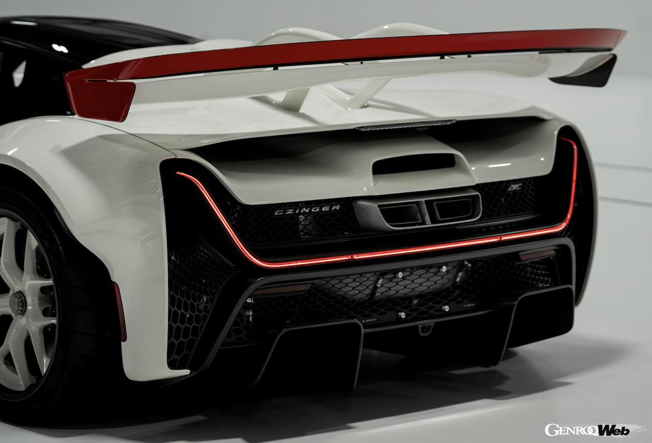 真っ白なカラーリングにレッドのアクセントが加えられた「21C エル・ミラージュ」。