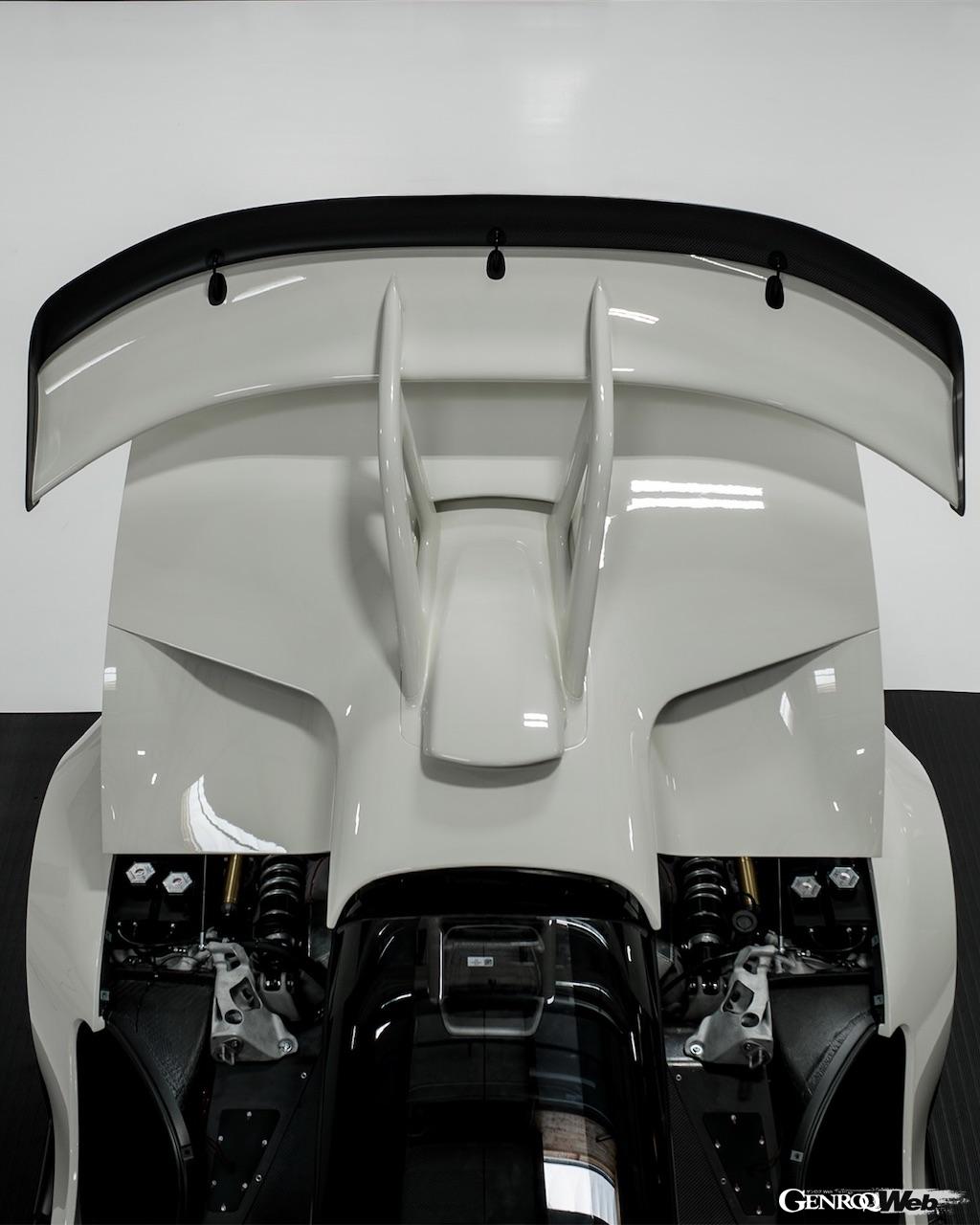 真っ白なカラーリングにレッドのアクセントが加えられた「21C エル・ミラージュ」。