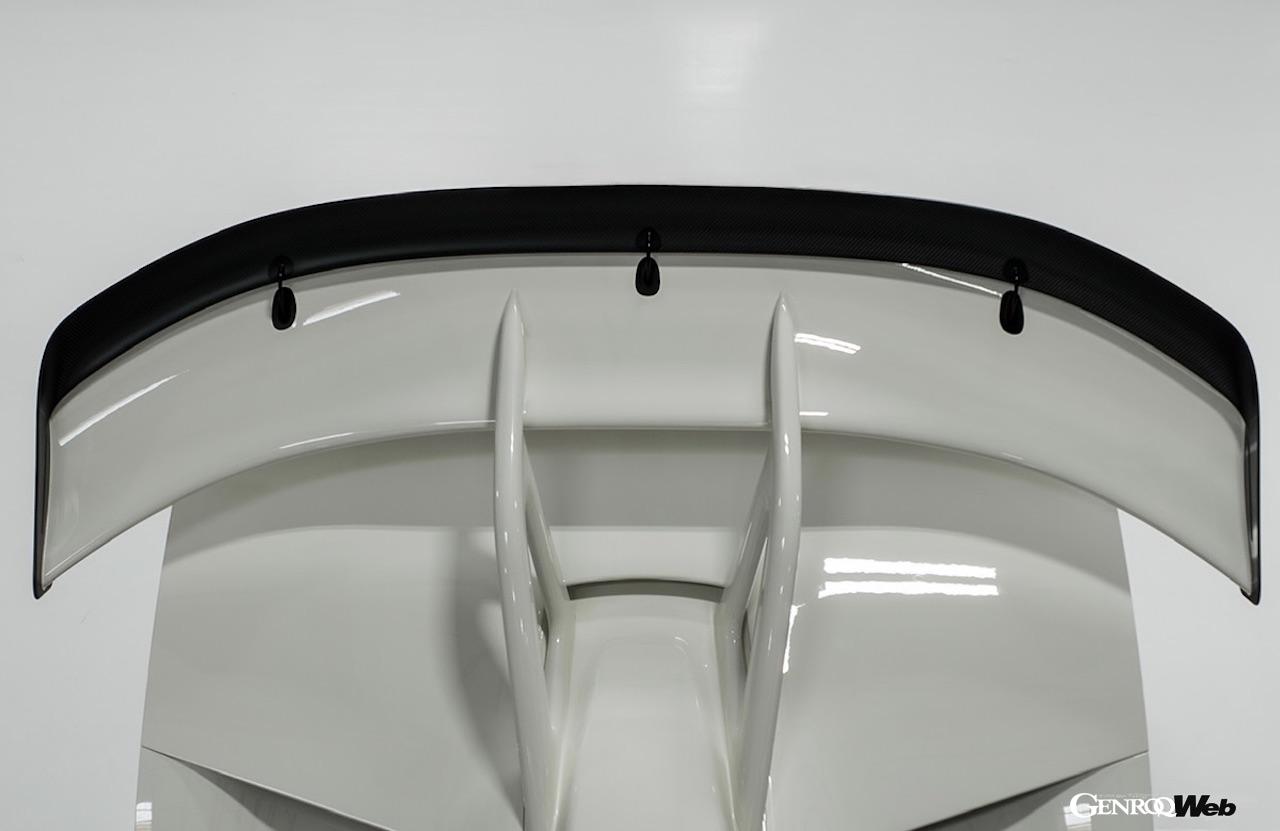 真っ白なカラーリングにレッドのアクセントが加えられた「21C エル・ミラージュ」。