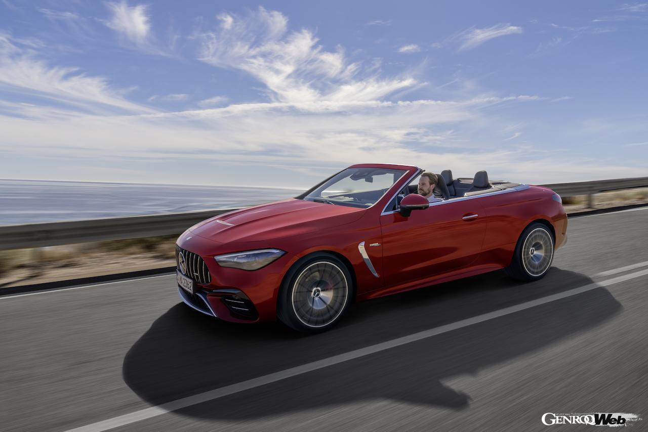 4シーターオープンスポーツ「メルセデス AMG CLE 53 4MATIC+ カブリオレ」の走行シーン。