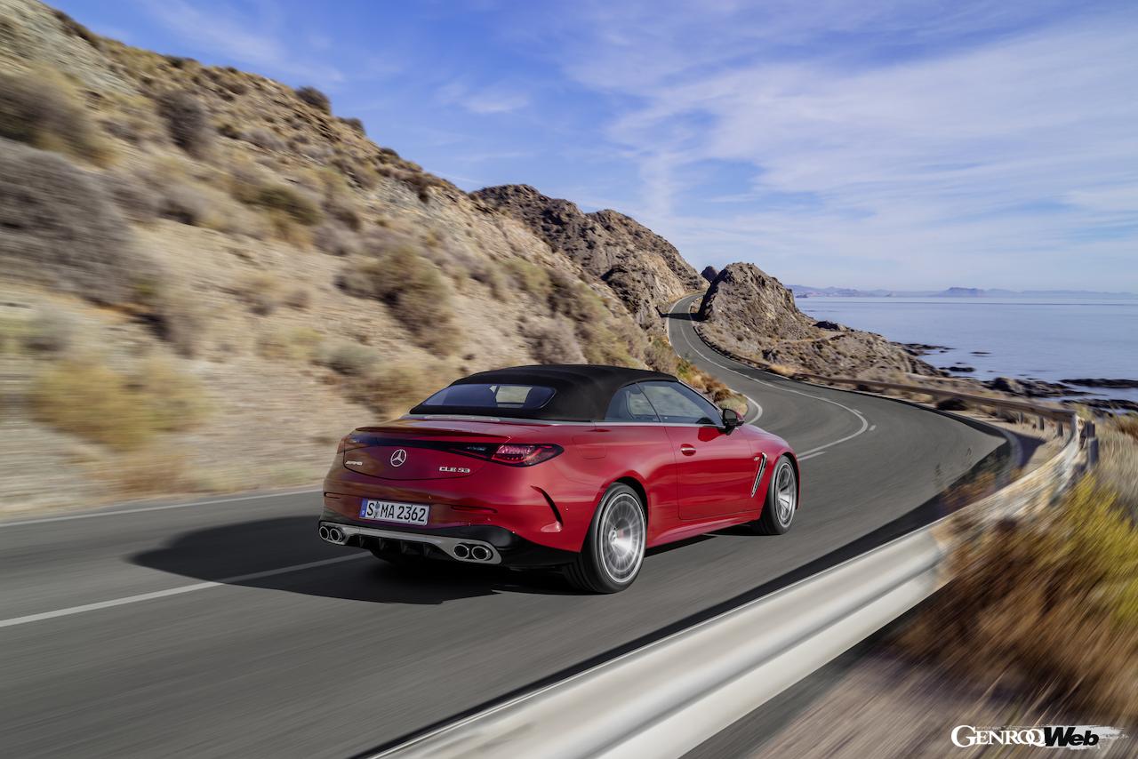 4シーターオープンスポーツ「メルセデス AMG CLE 53 4MATIC+ カブリオレ」の走行シーン。