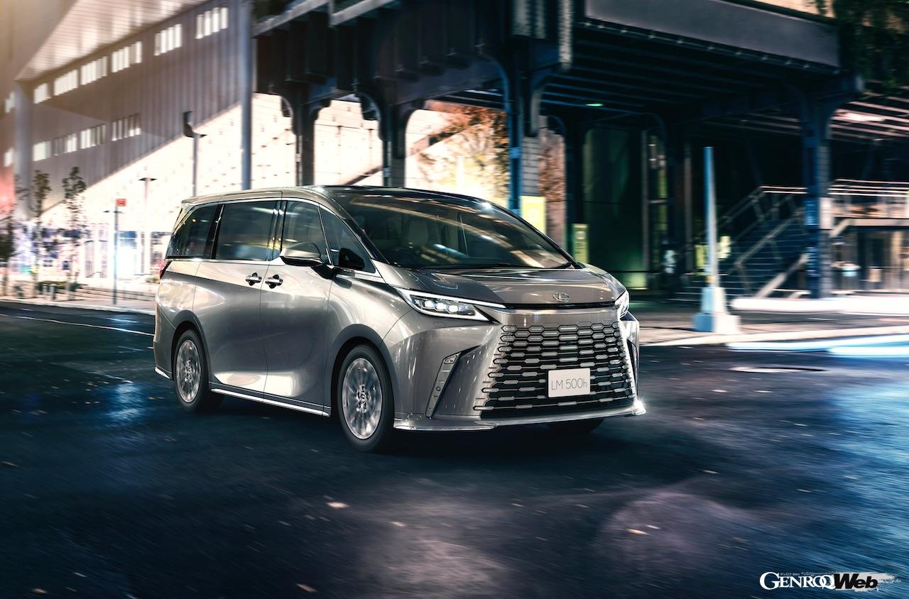 6人乗り仕様「レクサス LM500h ”version L”」の走行シーン。