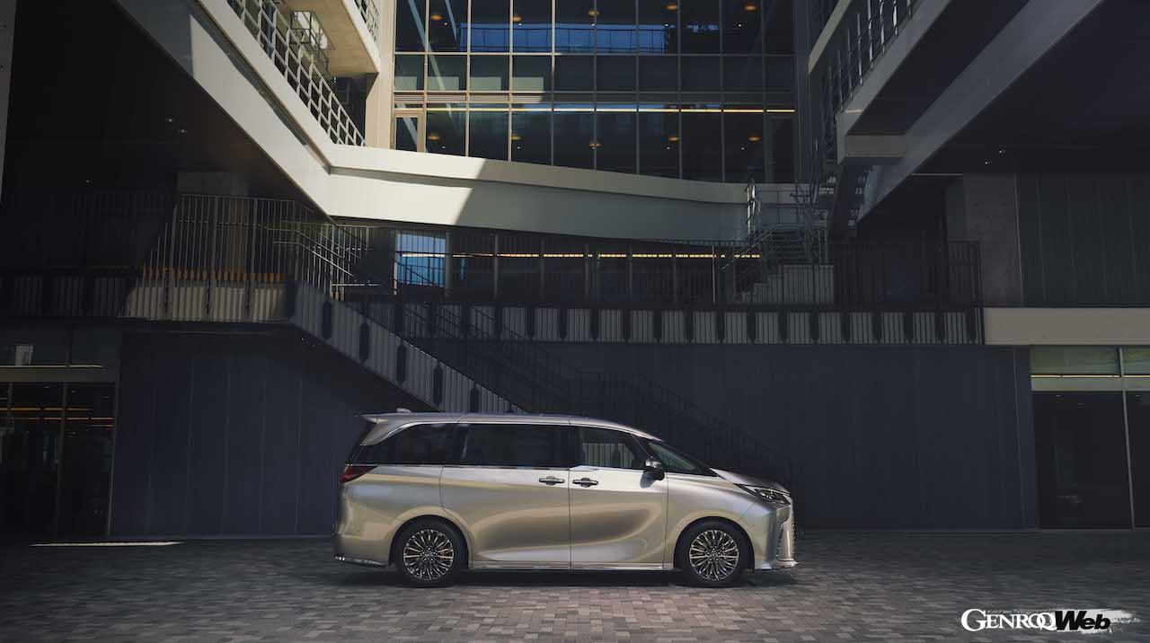 6人乗り仕様「レクサス LM500h ”version L”」のエクステリア。