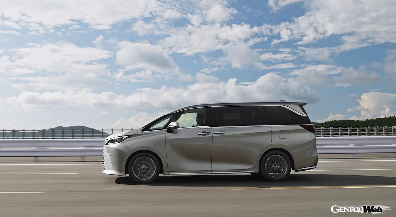 6人乗り仕様「レクサス LM500h ”version L”」の走行シーン。