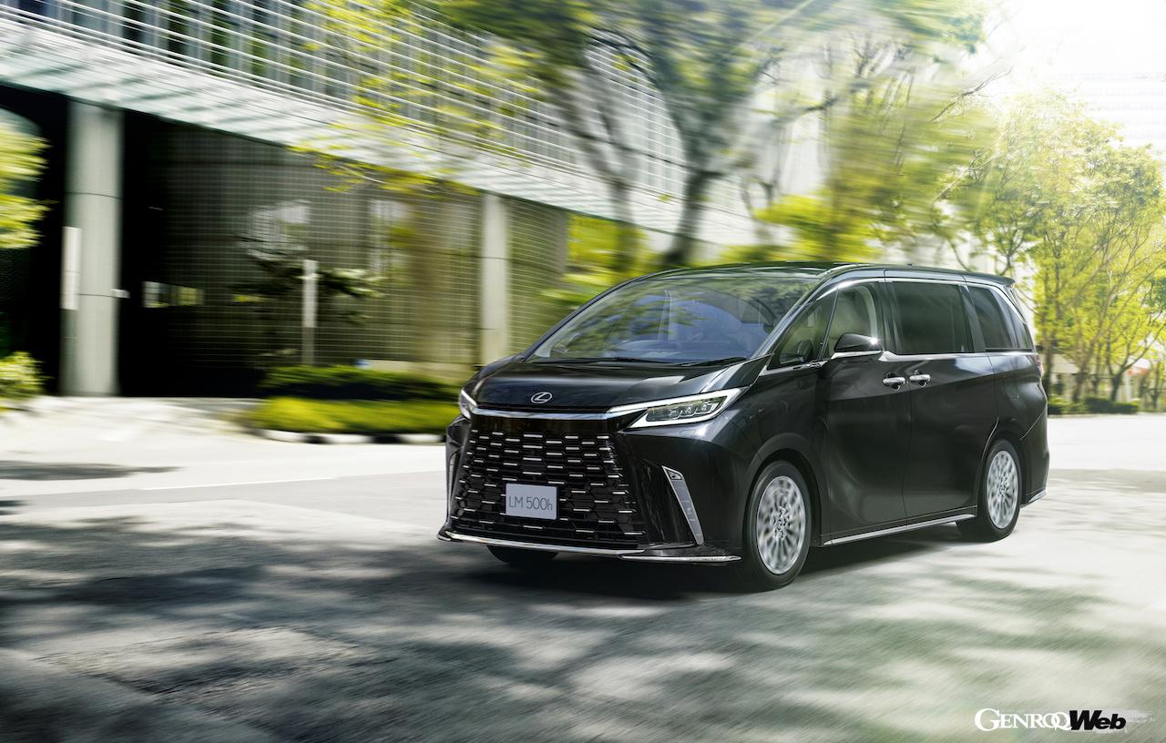 6人乗り仕様「レクサス LM500h ”version L”」の走行シーン。