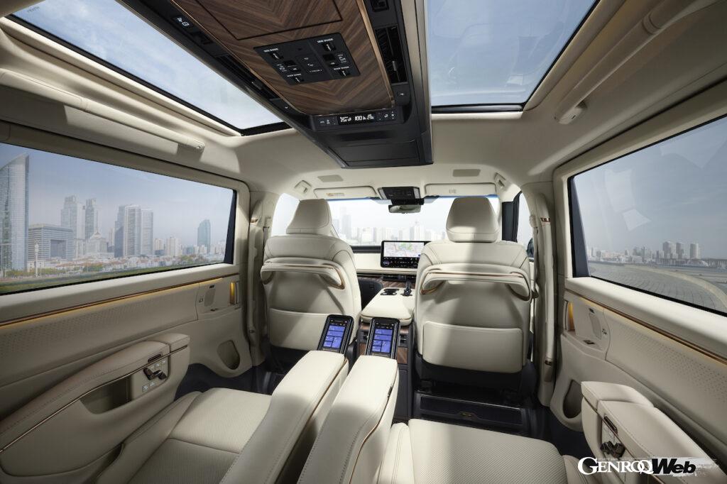 6人乗り仕様「レクサス LM500h ”version L”」のインテリリア。