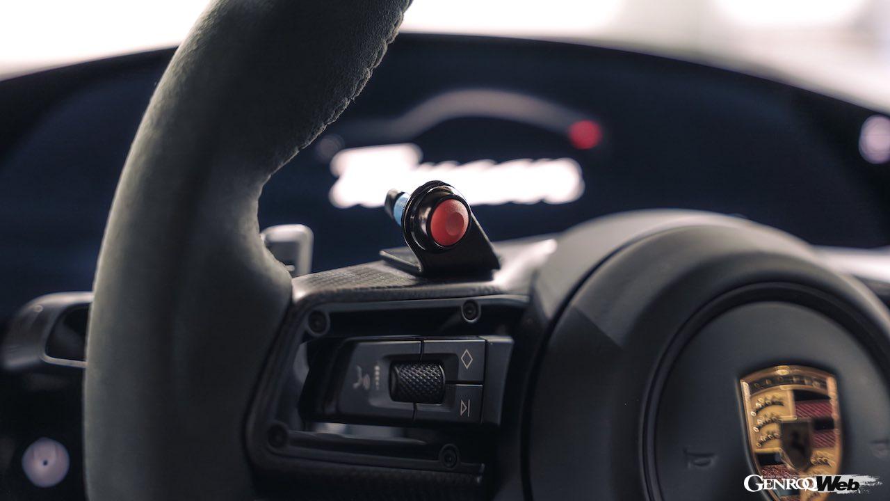 「ポルシェ タイカン ターボ GT セーフティカー」のコクピット。