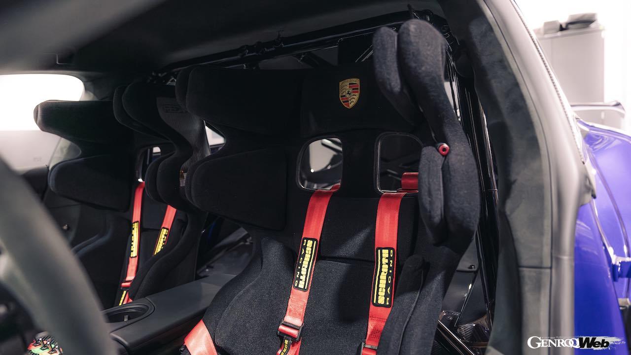 「ポルシェ タイカン ターボ GT セーフティカー」のコクピット。