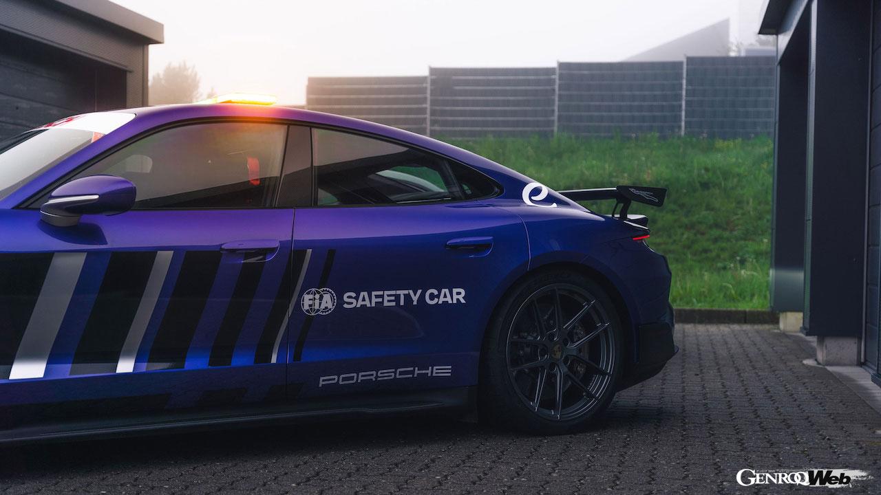 「ポルシェ タイカン ターボ GT セーフティカー」のエクステリア。