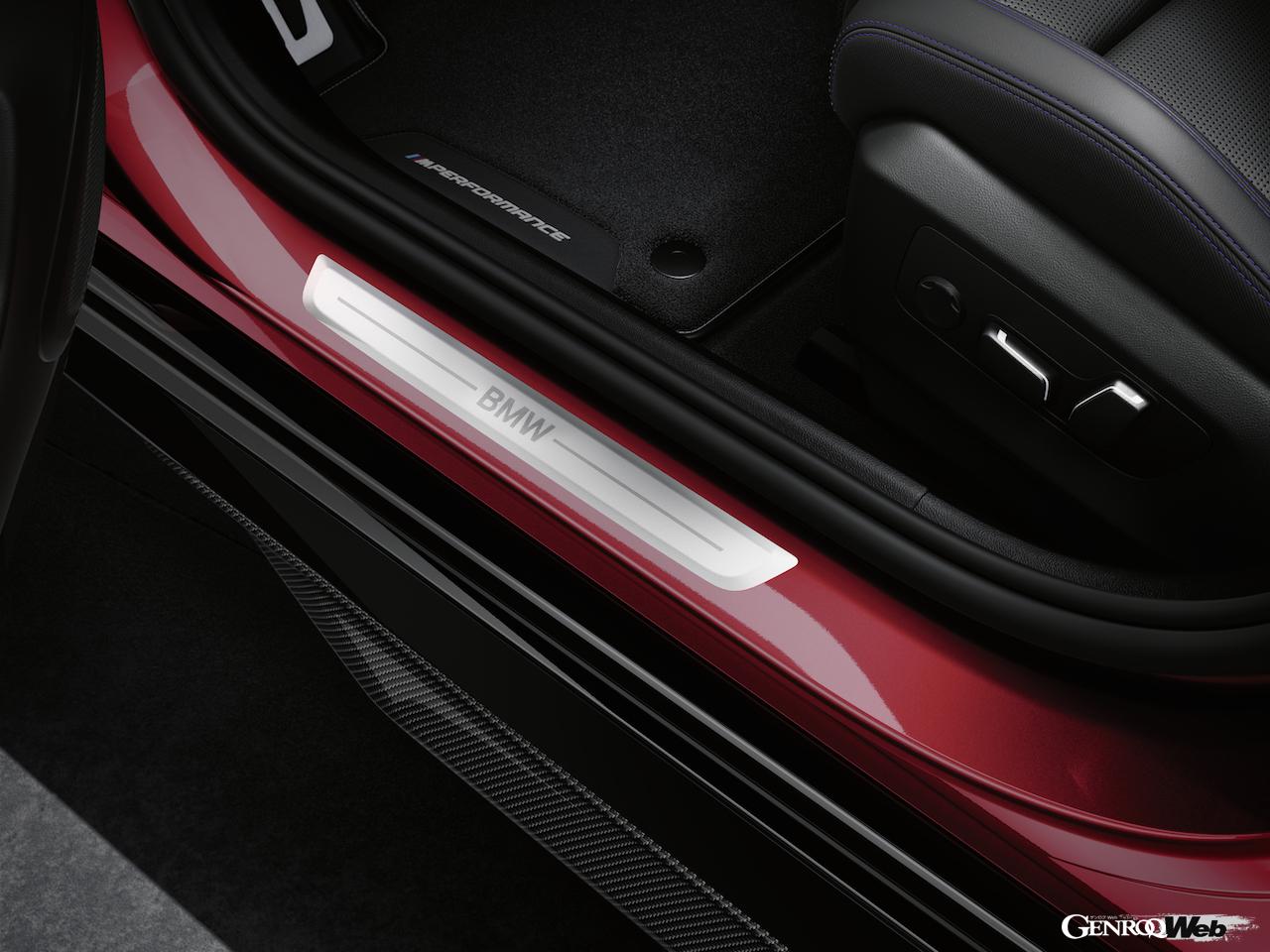 「M パフォーマンス・カーボン・ドアシル・トリム」は、「BMW」ロゴ、「M 」ロゴ、「M PERFOMANCE」の3種類をラインナップする。