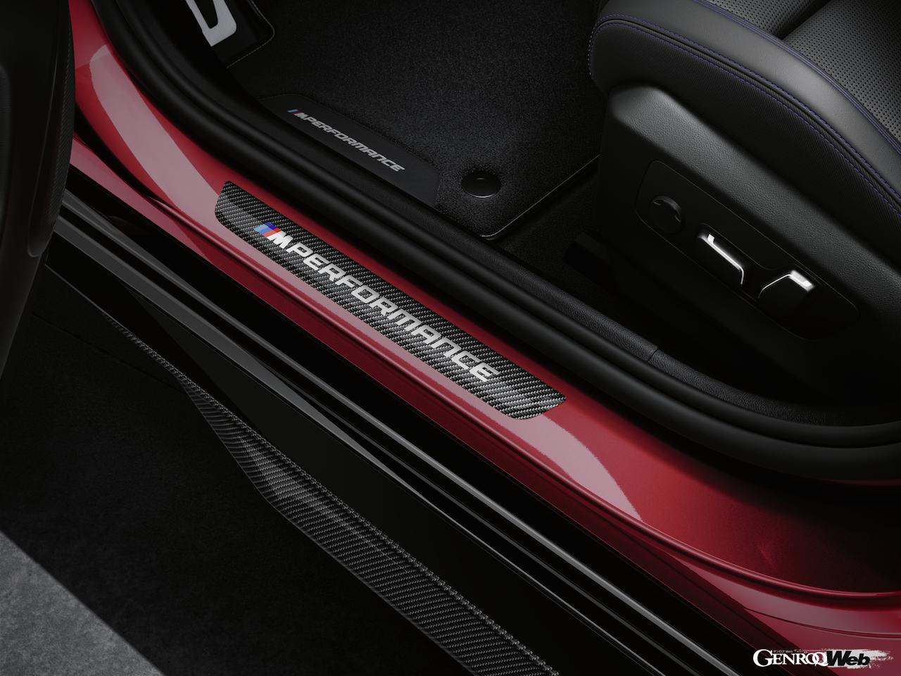 「M パフォーマンス・カーボン・ドアシル・トリム」は、「BMW」ロゴ、「M 」ロゴ、「M PERFOMANCE」の3種類をラインナップする。