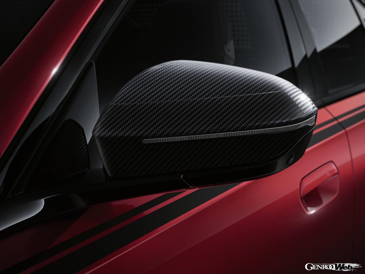 「Mパフォーマンス・カーボン・エクステリア・ミラーキャップ」。