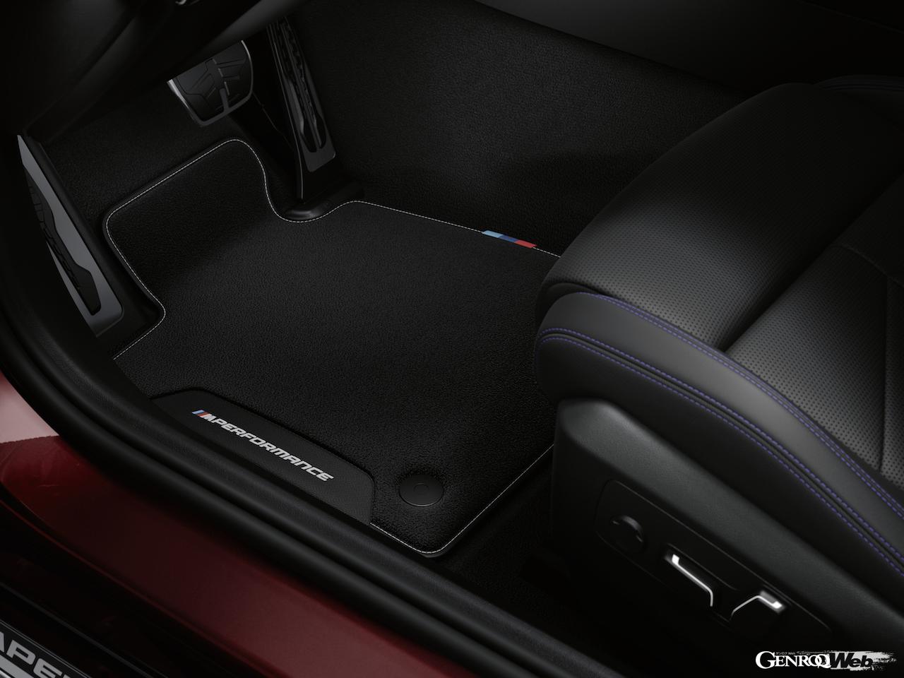 「Mパフォーマンス・ベロア・フロアマット」。