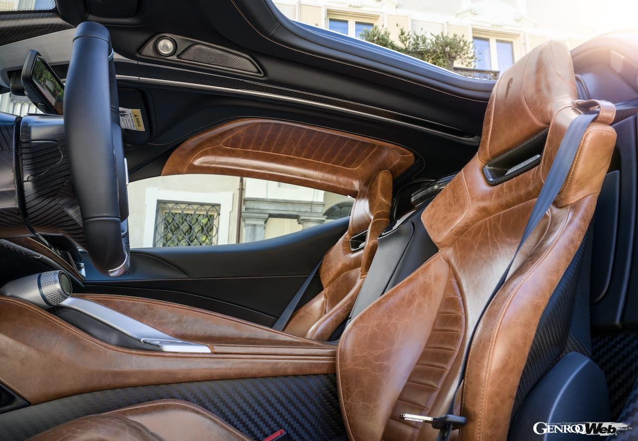 コクピットはクラシカルなマホガニーカラーのポルトローナ・フラウ・ヘリテージ・レザーがチョイスされた。