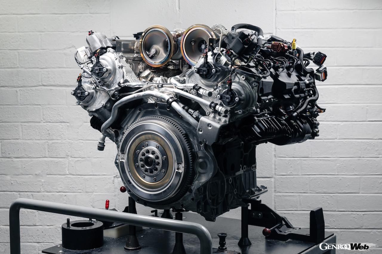 2024年夏に正式発表される、ベントレーの新型PHEVパワートレイン「ウルトラ・パフォーマンス・ハイブリッド」が公開された。