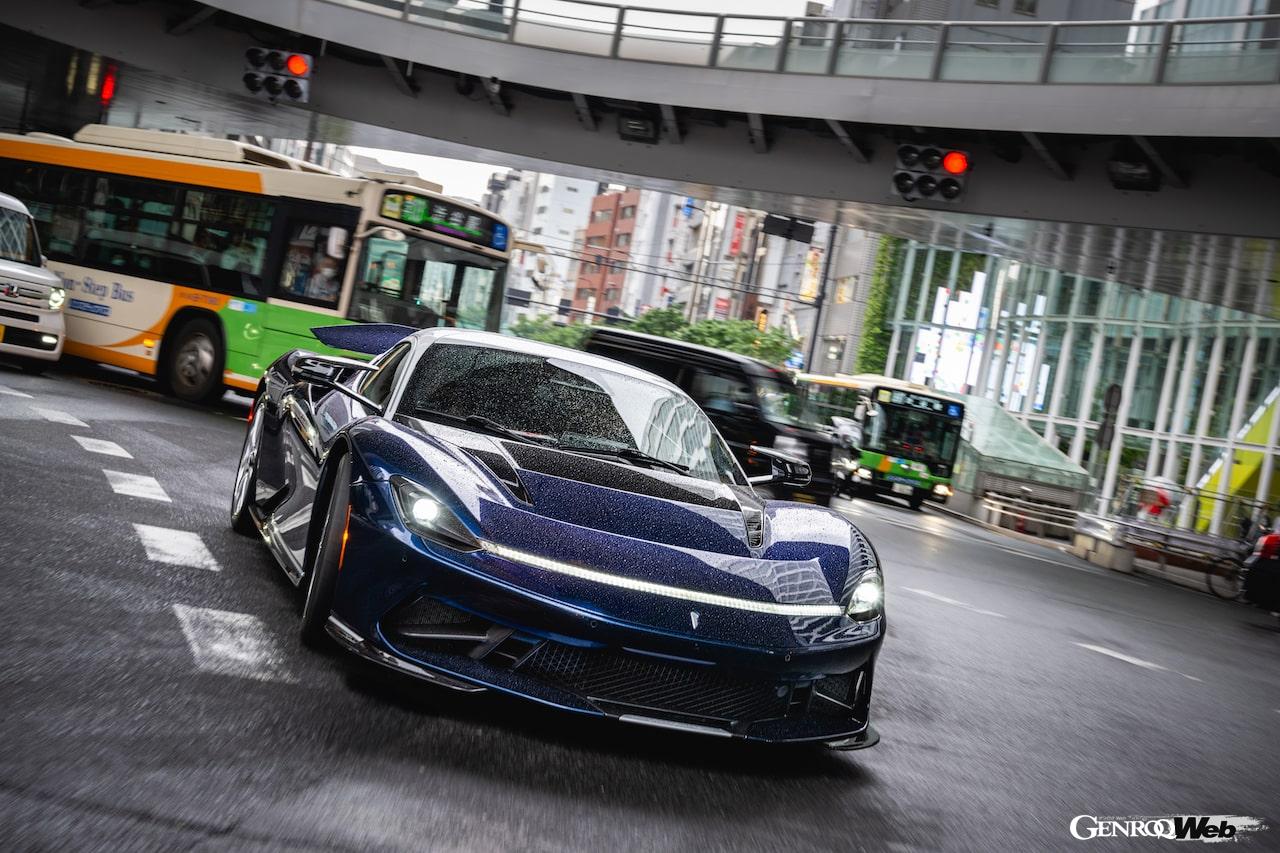 東京の街並みを疾走する、アウトモビリ・ピニンファリーナ バッティスタ チンクアンタチンクエ。