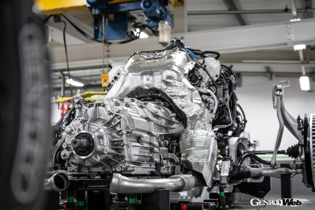 1959年に導入されたベントレー製V8エンジンは、絶え間ない進化を続け、現行世代の4.0リッターV型8気筒ツインターボは、最高出力550PSを発揮する。