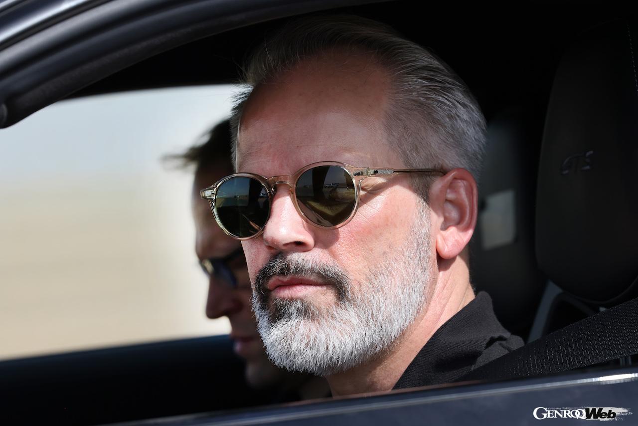 ドバイで行われた、911 ハイブリッドの最終テスト。