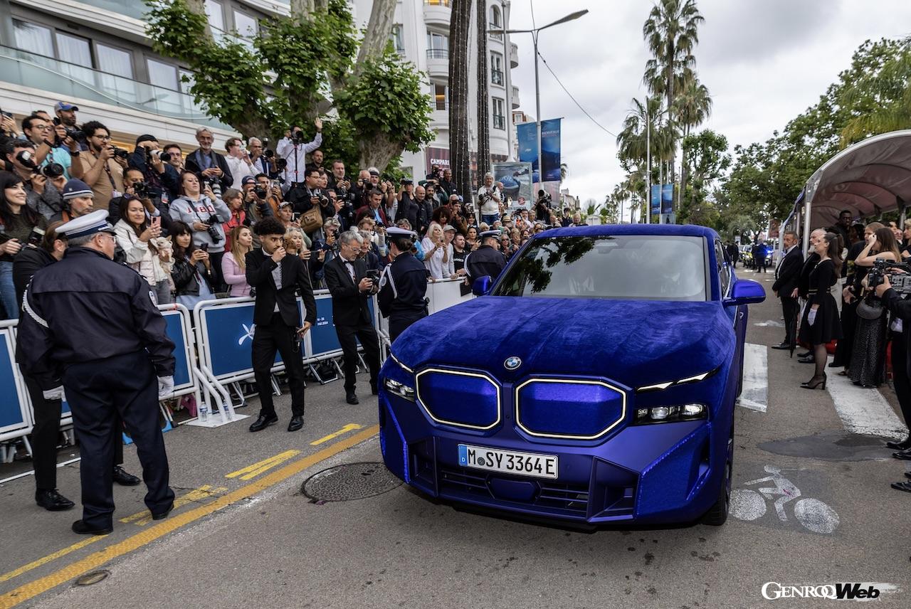 カンヌ国際映画祭に「BMW XM ミスティーク アリュール」と共に登場した、ナオミ・キャンベル。