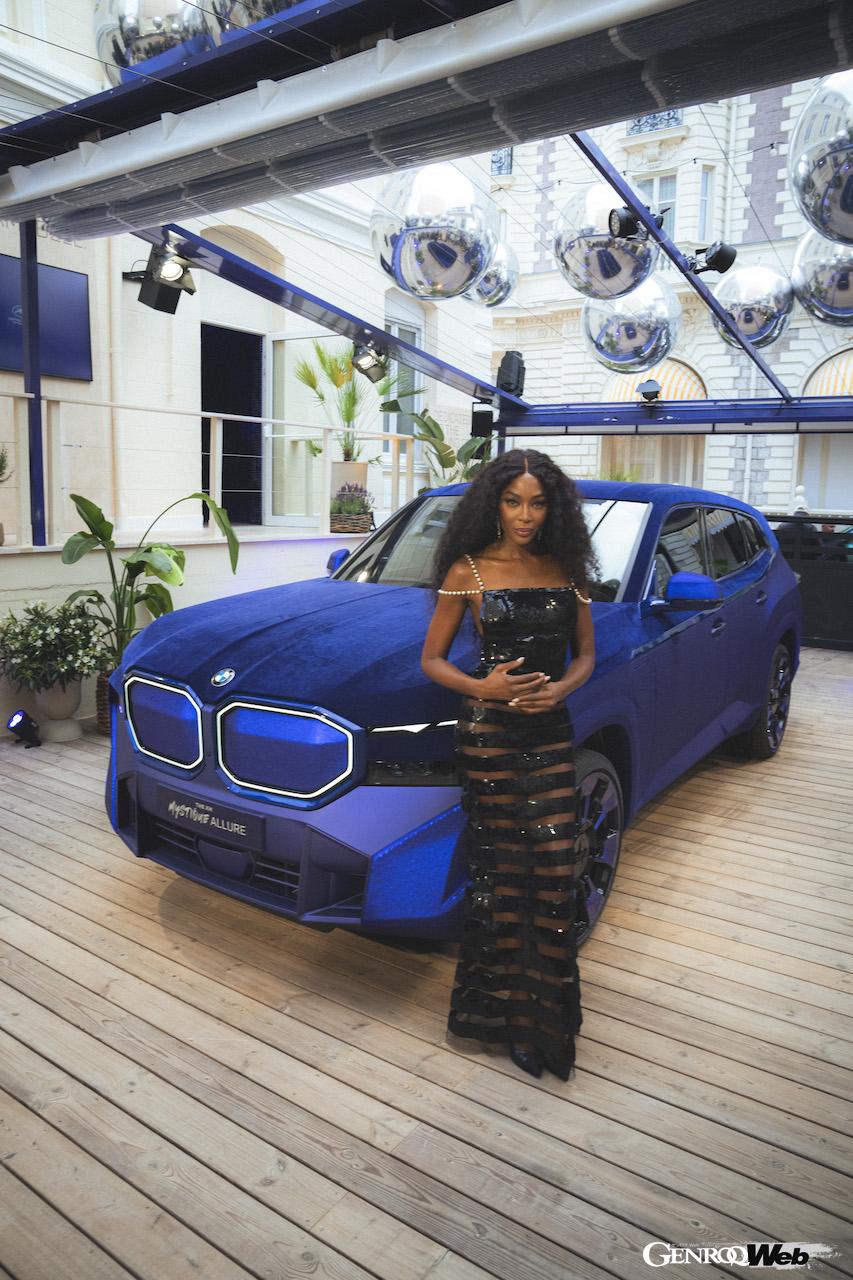 カンヌ国際映画祭に「BMW XM ミスティーク アリュール」と共に登場した、ナオミ・キャンベル。