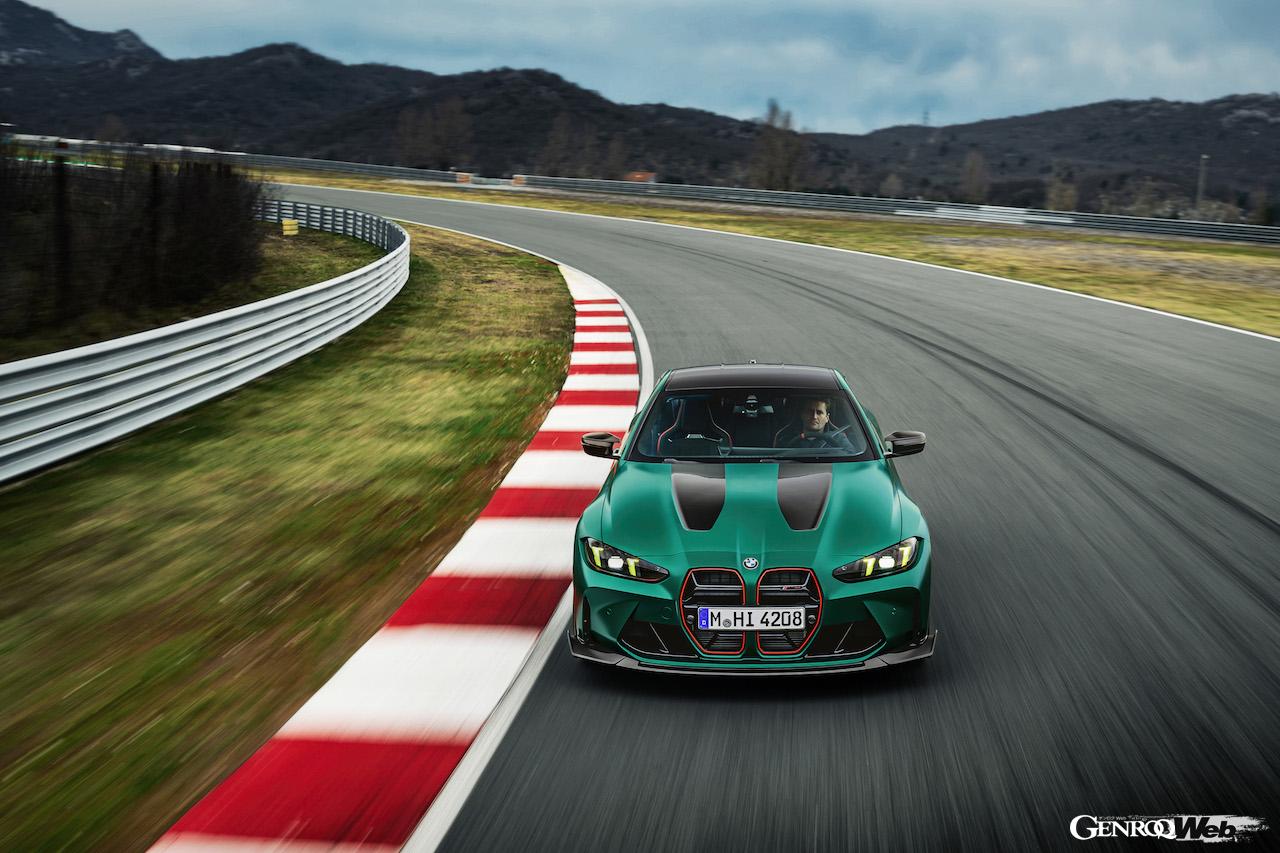 専用チューンが施された「BMW M4 CS」の走行シーン。