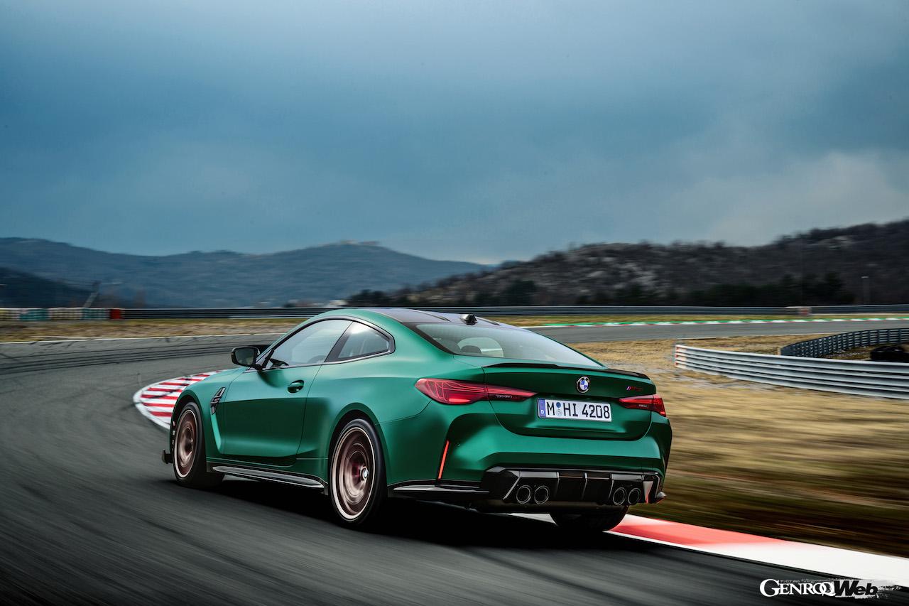 専用チューンが施された「BMW M4 CS」の走行シーン。