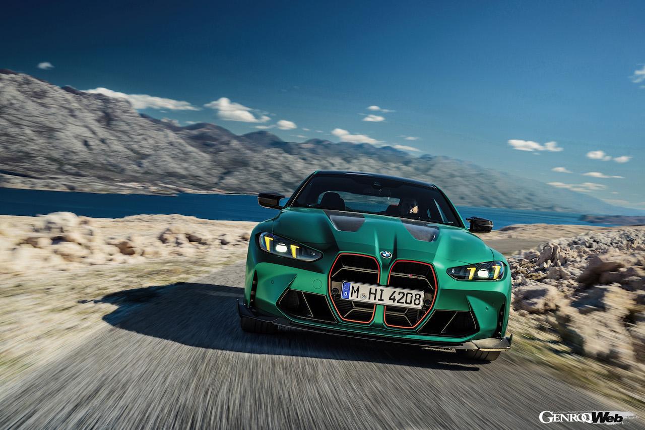 専用チューンが施された「BMW M4 CS」の走行シーン。