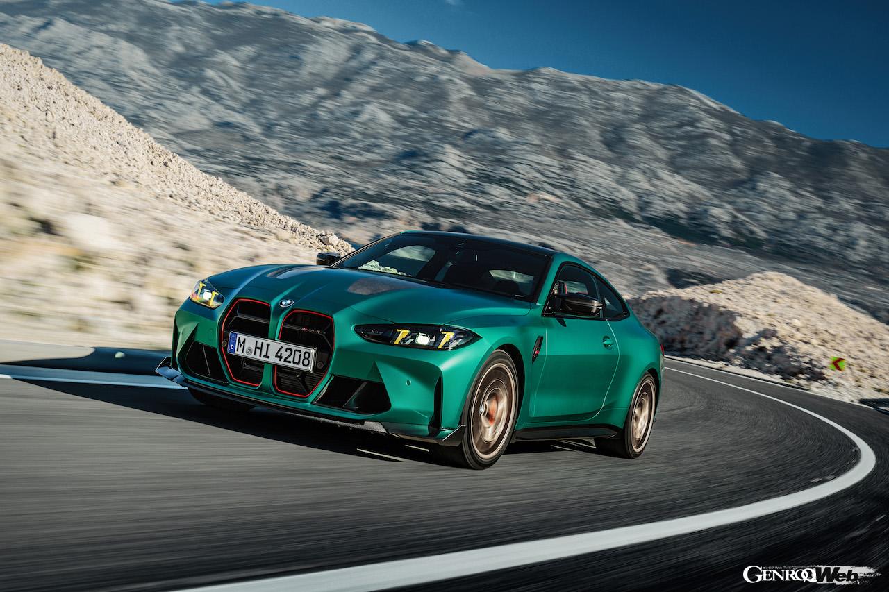 専用チューンが施された「BMW M4 CS」の走行シーン。