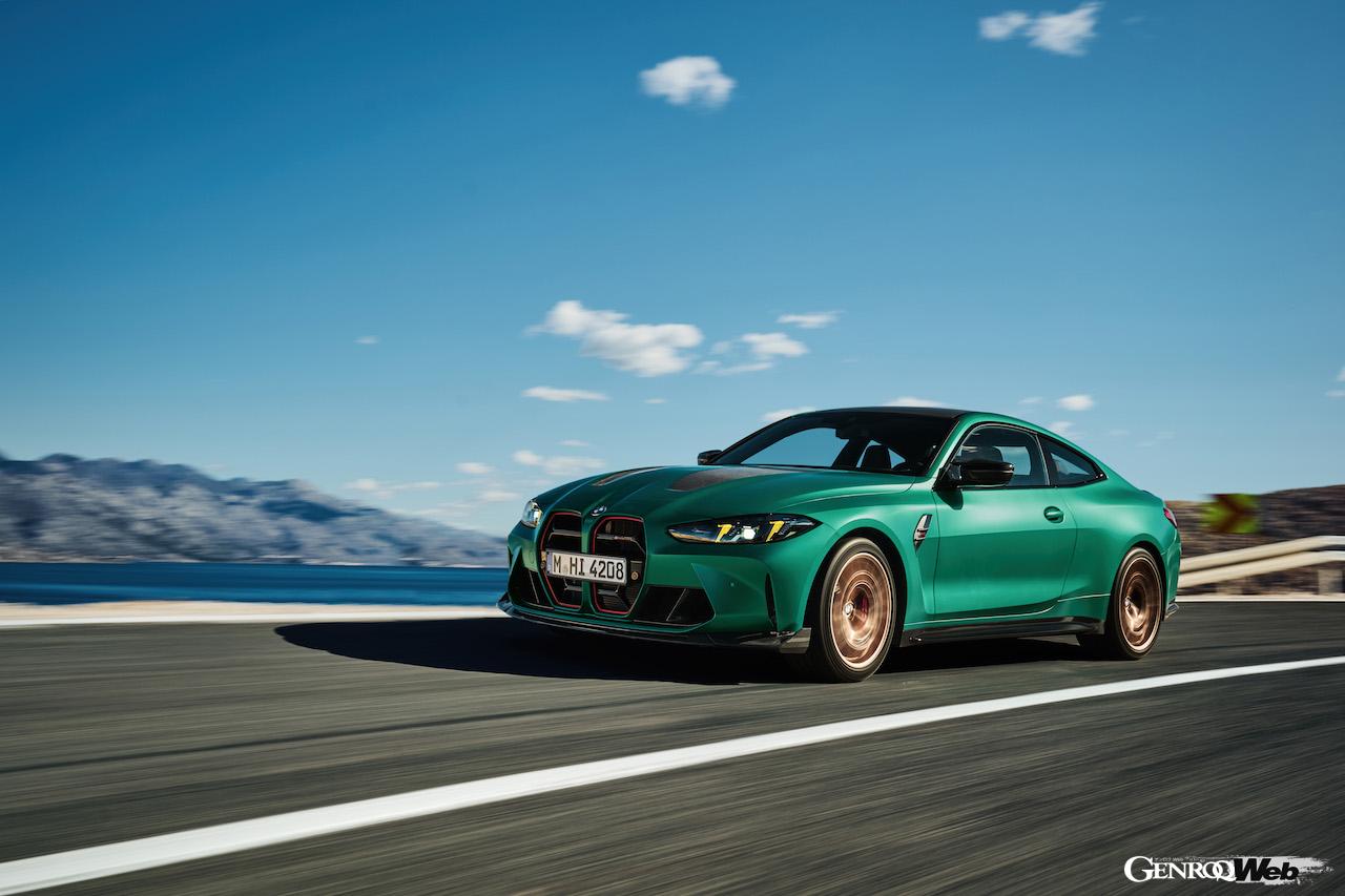 専用チューンが施された「BMW M4 CS」の走行シーン。