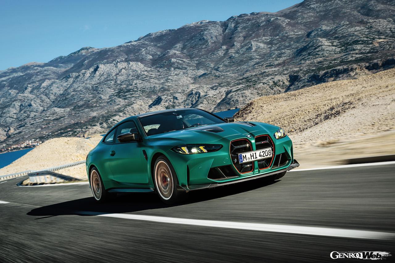 専用チューンが施された「BMW M4 CS」の走行シーン。