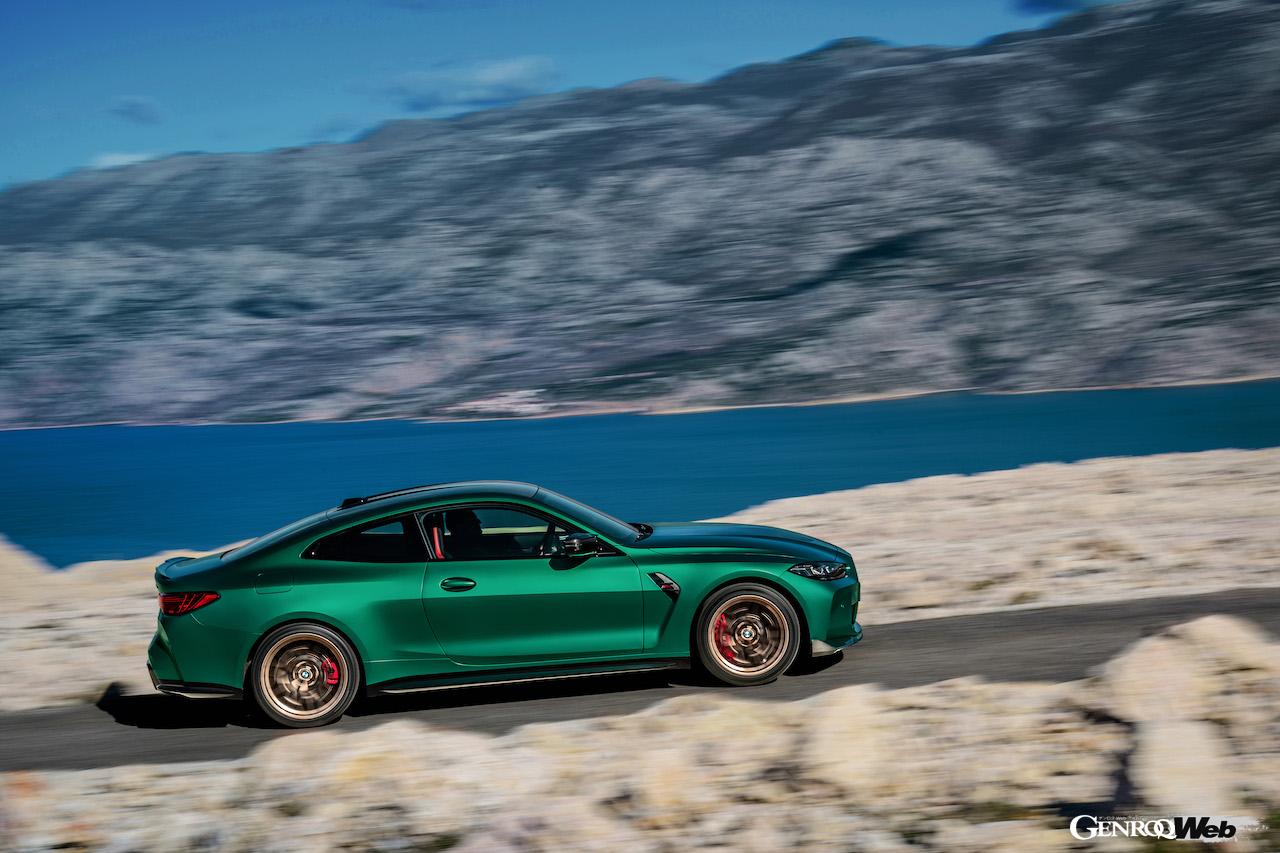 専用チューンが施された「BMW M4 CS」の走行シーン。