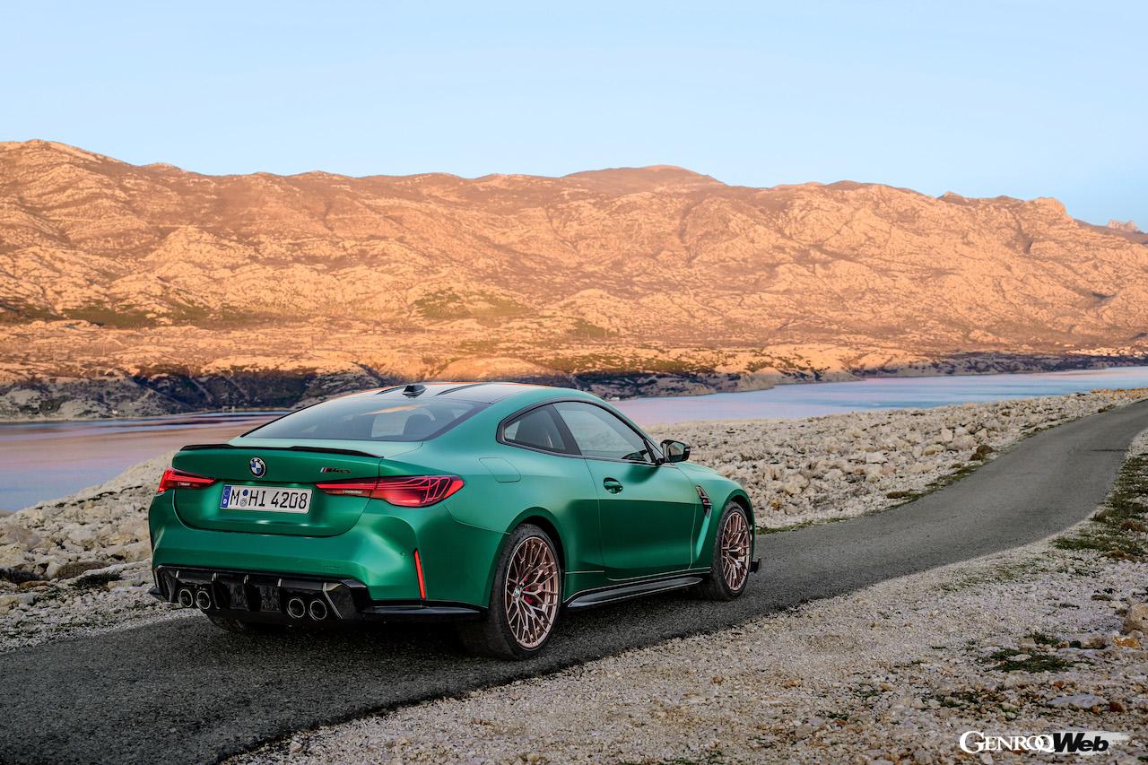 専用チューンが施された「BMW M4 CS」の走行シーン。