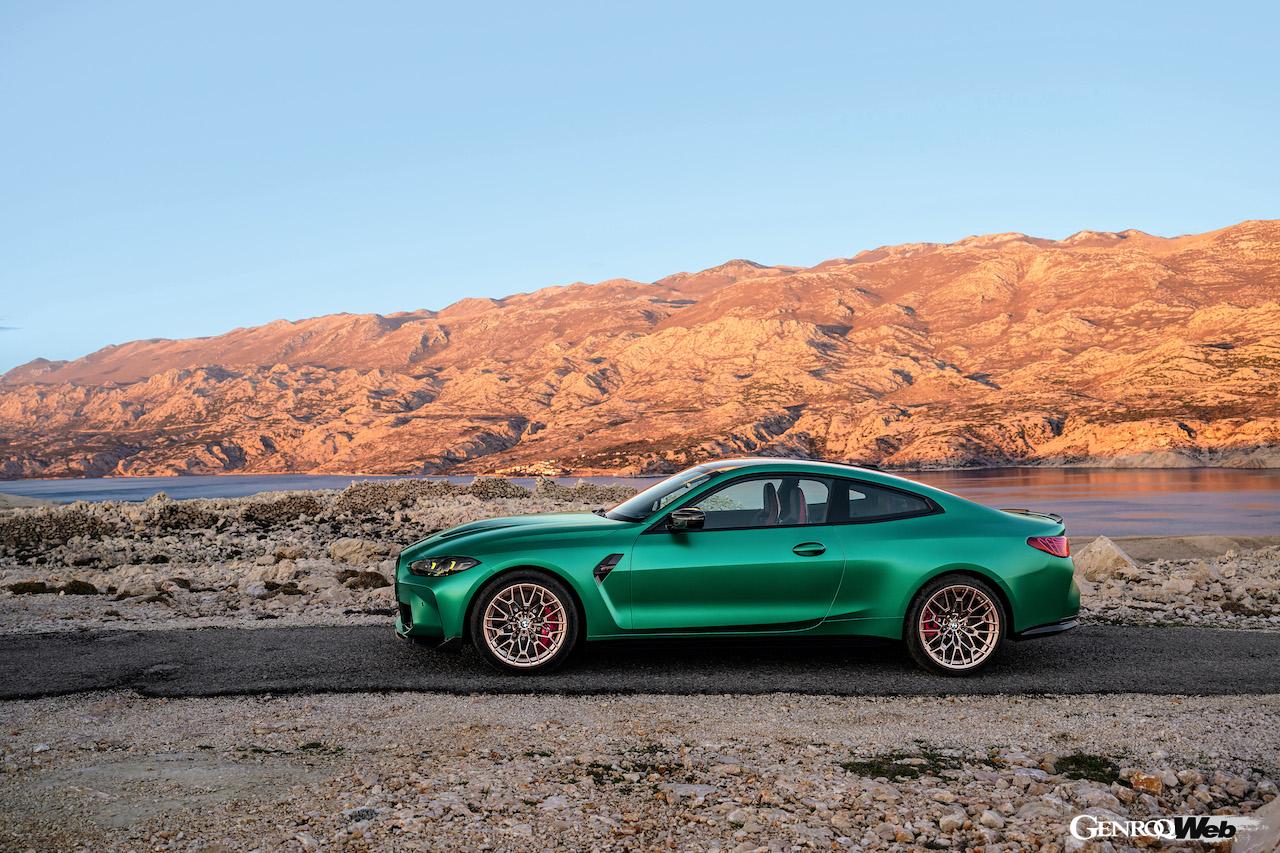 専用チューンが施された「BMW M4 CS」の走行シーン。