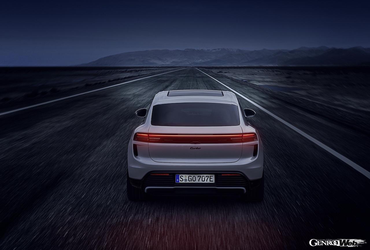 自動展開するリヤスポイラーなど、EV専用モデルへと生まれ変わった新型マカンには、革新的なアクティブ・エアロダイナミクスが導入されている。