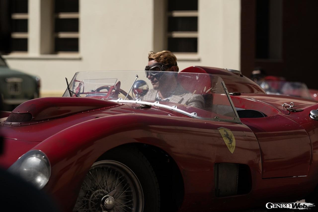5月25日の「愛車の日」記念して公開された、作品内の場面写真。