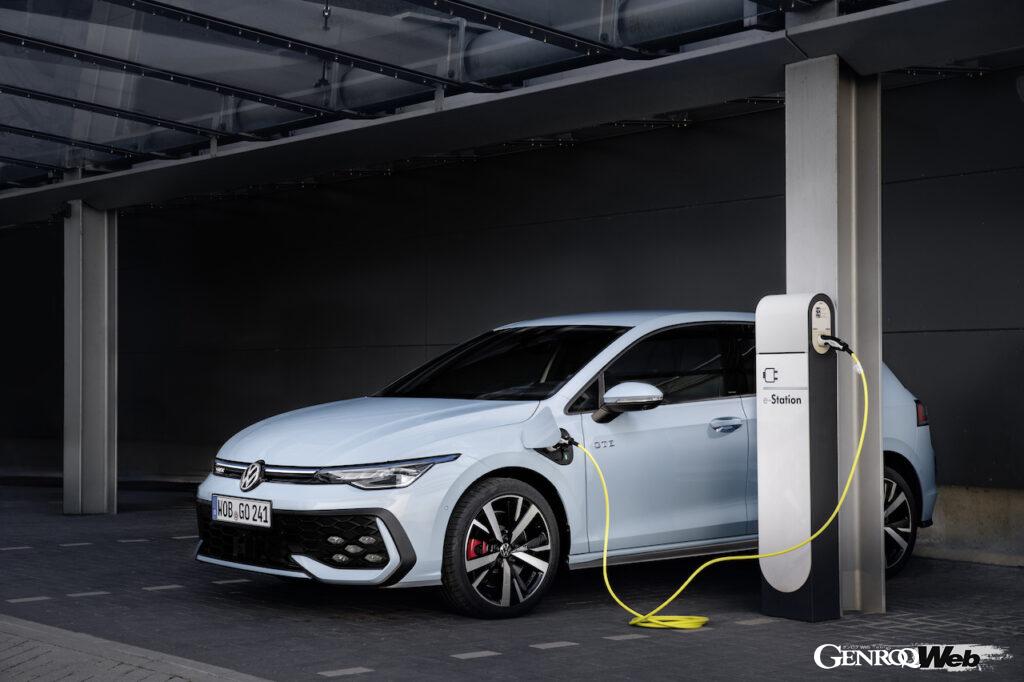 パフォーマンス仕様の「ゴルフ GTE」は、1.5直4ガソリンターボを改良し、より容量の大きなバッテリーを搭載し、ICE仕様のゴルフ GTIを上まわるパフォーマンスを実現した。