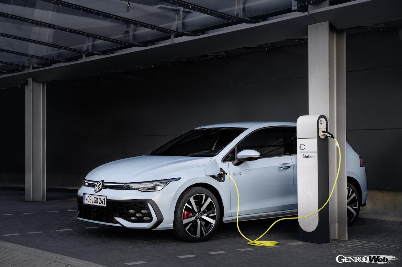 パフォーマンス仕様の「ゴルフ GTE」は、1.5直4ガソリンターボを改良し、より容量の大きなバッテリーを搭載し、ICE仕様のゴルフ GTIを上まわるパフォーマンスを実現した。