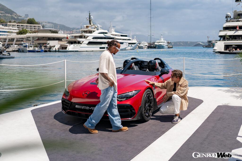 モナコのヨットハーバーで行われた「コンセプト メルセデス AMG ピュアスピード」のワールドプレミアイベントには、F1ドライバーのルイス・ハミルトンとジョージ・ラッセルが参加した。