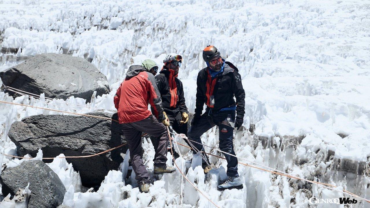 3回目のチャレンジで、自動車による標高世界新記録「6734m」を達成したポルシェ 911。