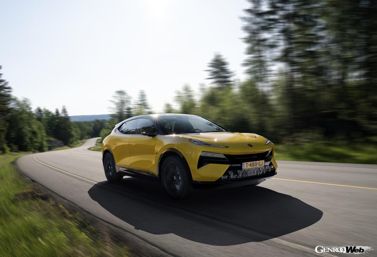 フル電動ハイパーSUV「ロータス エレトレ」の走行シーン。