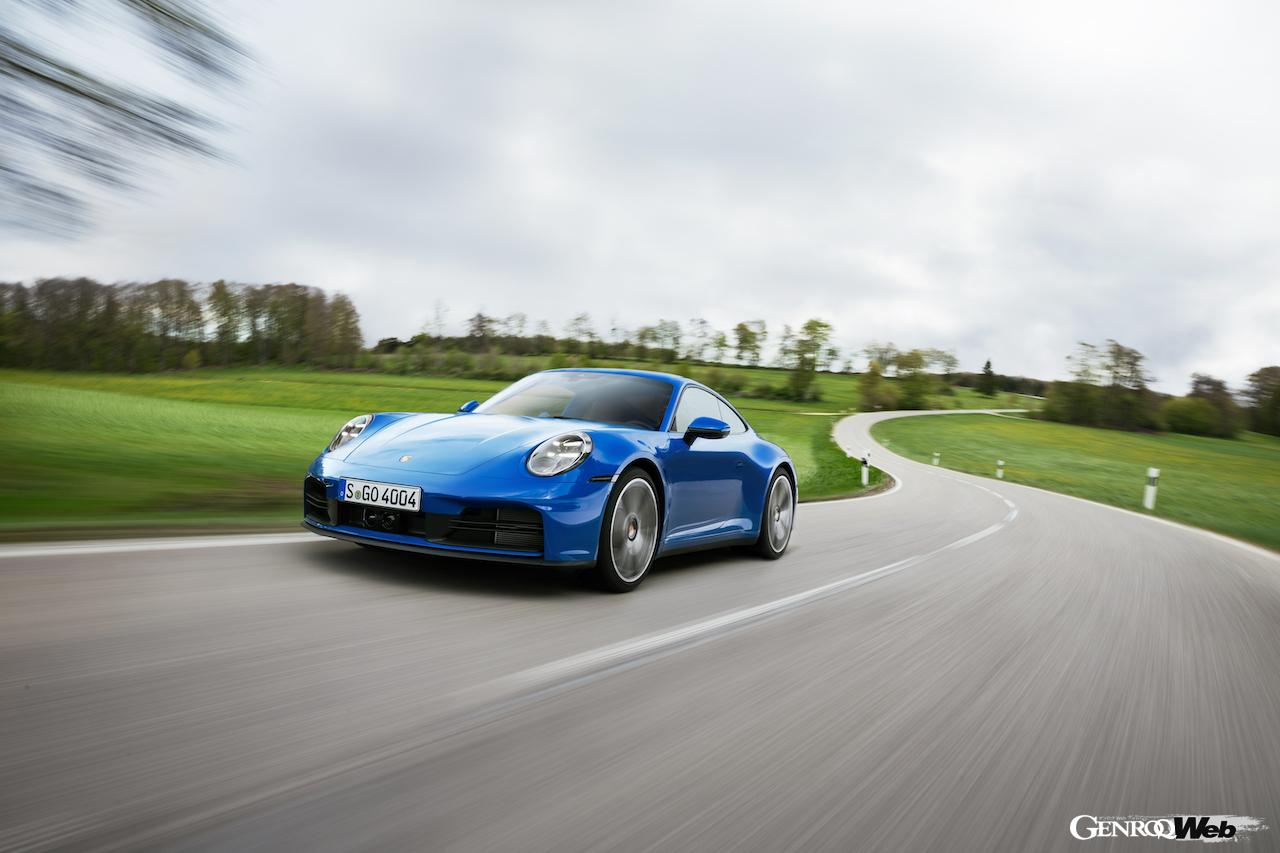 新型「ポルシェ 911 カレラ」の走行シーン。