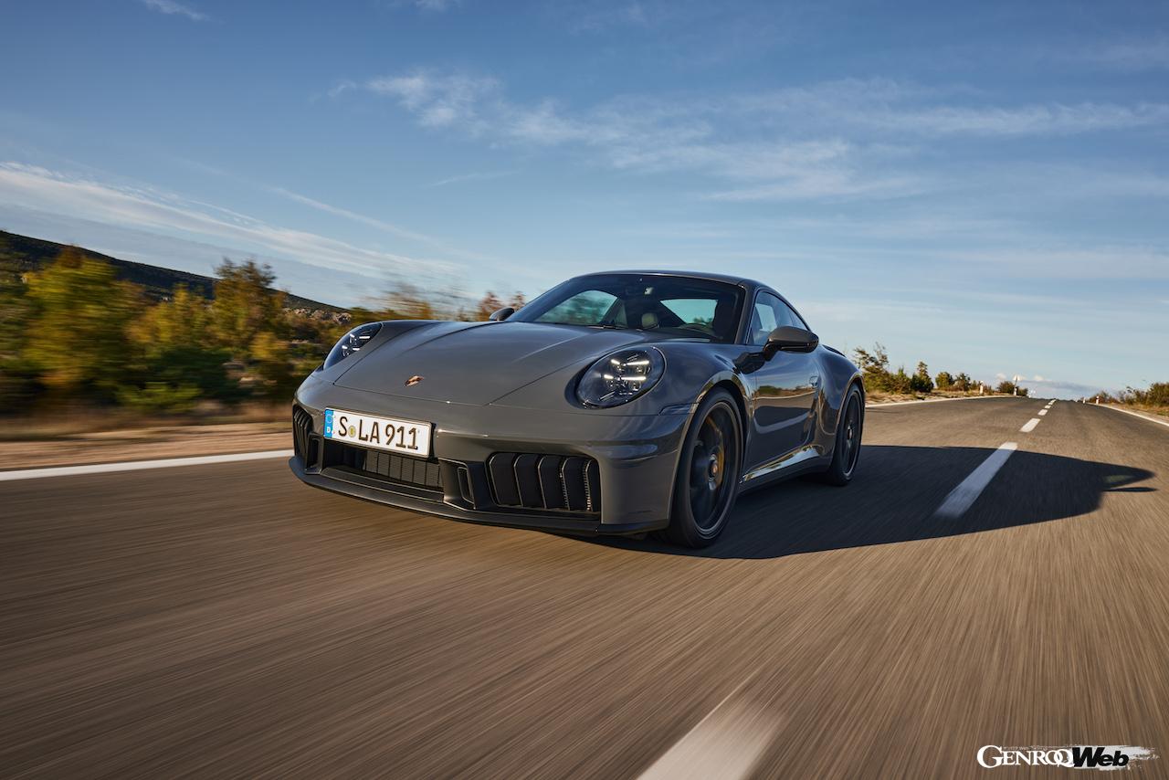ハイブリッドパワートレインを搭載する、新型「ポルシェ 911 GTS」の走行シーン。