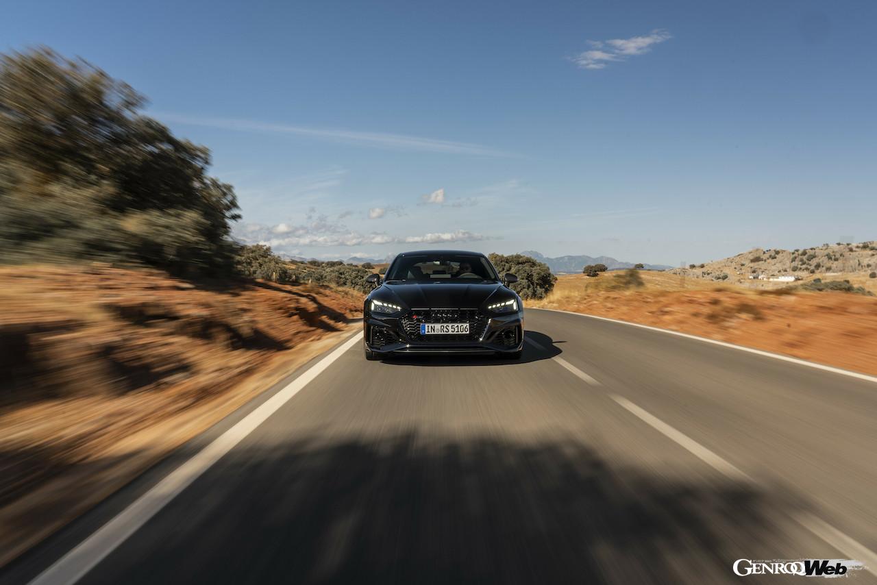 「RS 5 スポーツバック パフォーマンス エディション」の走行シーン。