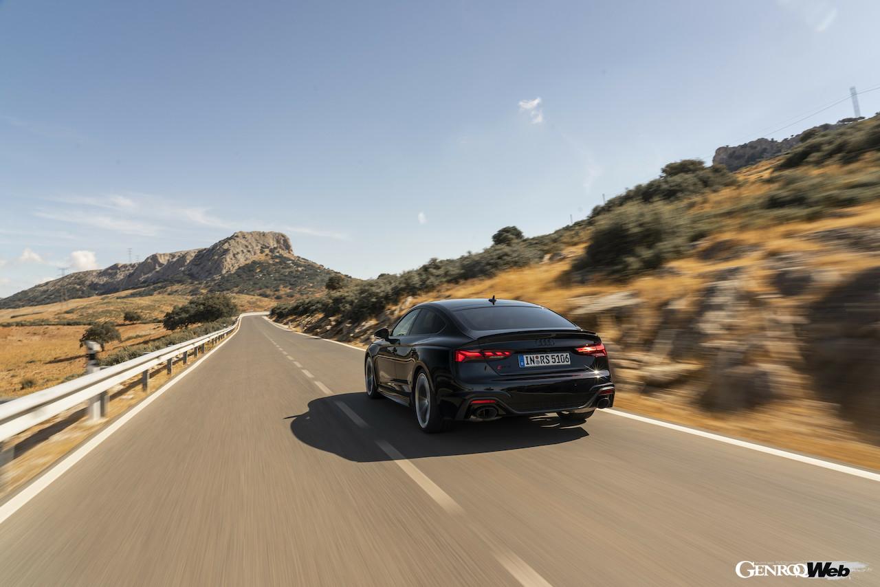 「RS 5 スポーツバック パフォーマンス エディション」の走行シーン。