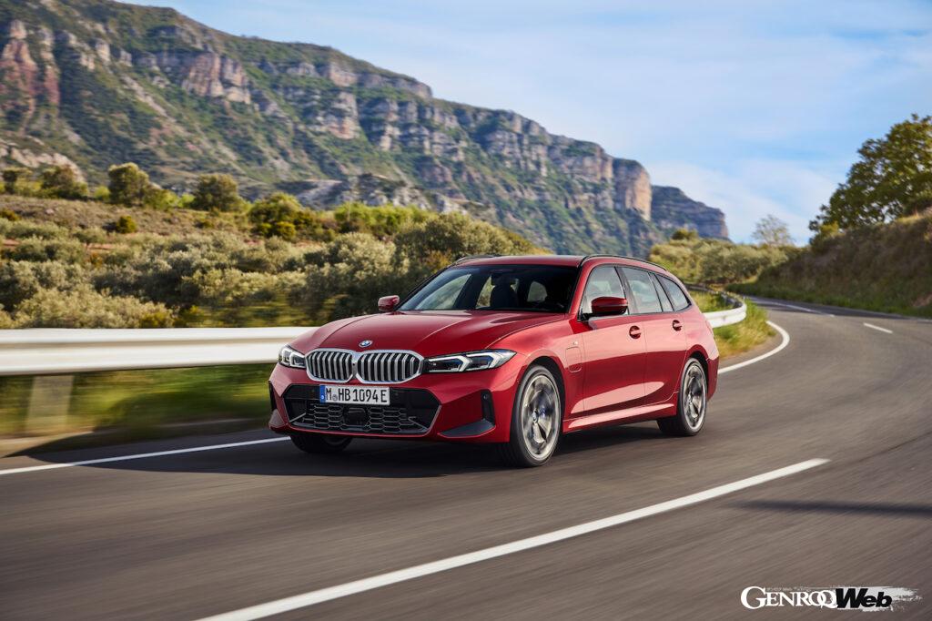 新型「BMW 3シリーズ ツーリング」の走行シーン。