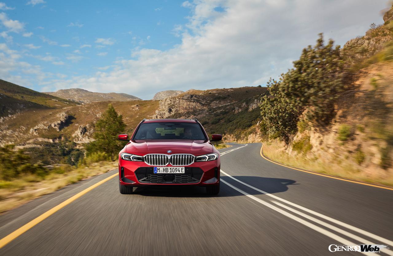 新型「BMW 3シリーズ ツーリング」の走行シーン。