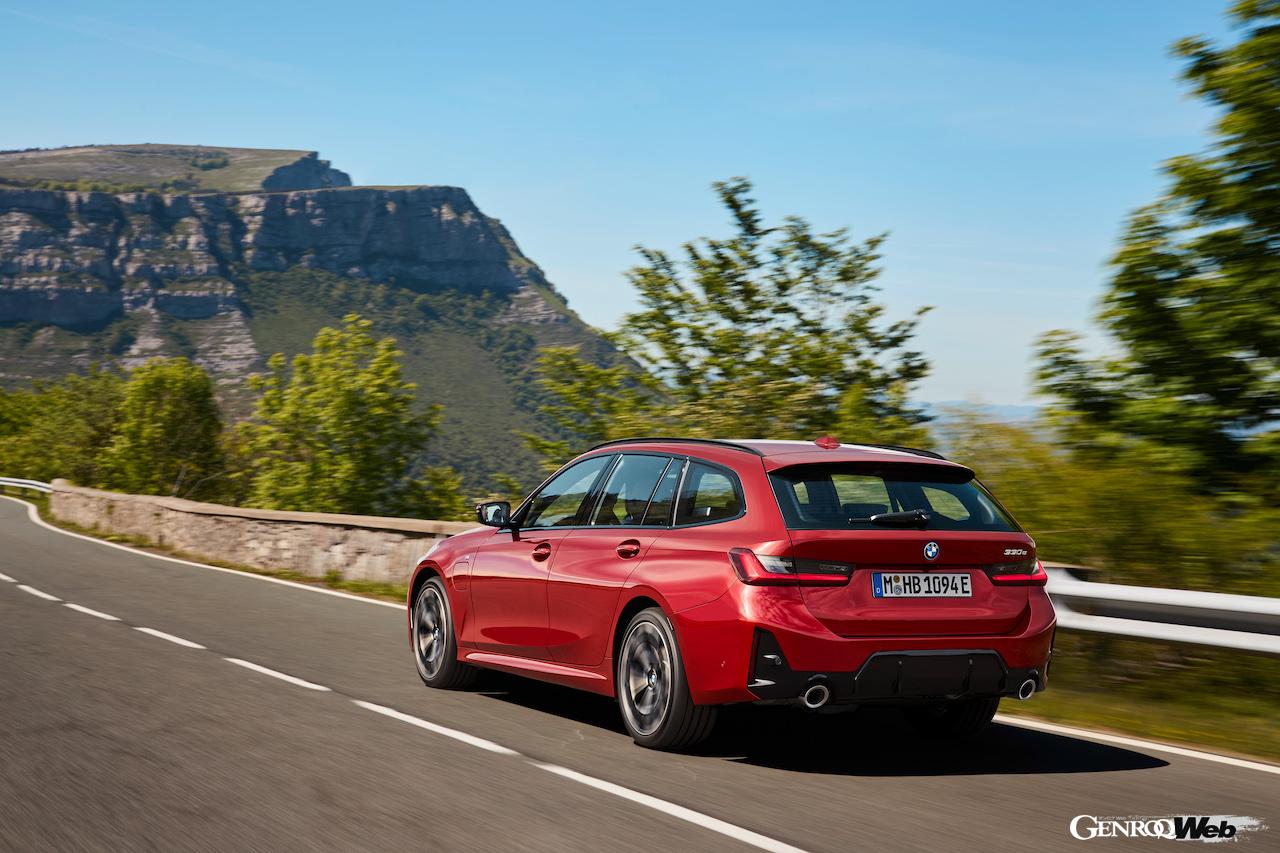 新型「BMW 3シリーズ ツーリング」の走行シーン。