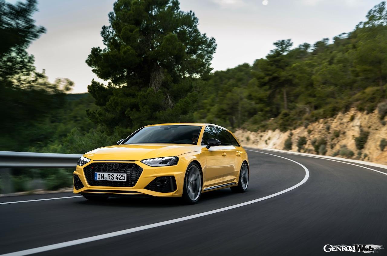 「アウディ RS 4 アバント エディション 25 イヤーズ」の走行シーン。