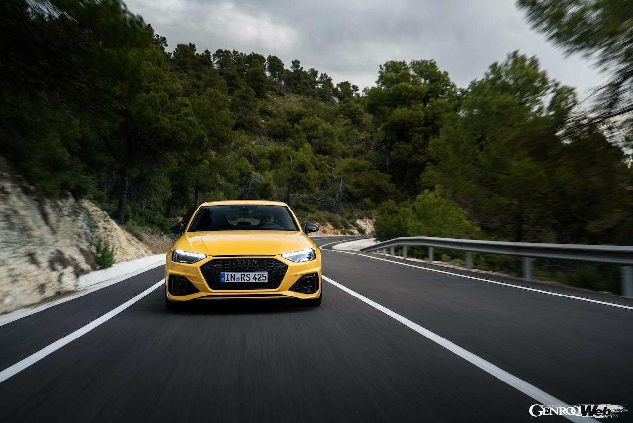 「アウディ RS 4 アバント エディション 25 イヤーズ」の走行シーン。