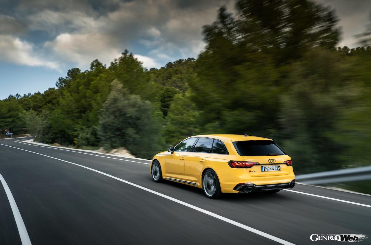「アウディ RS 4 アバント エディション 25 イヤーズ」の走行シーン。